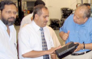محافظ عدن يطلع على عينة من المنتجات في مصنع الشركة العربية أمس