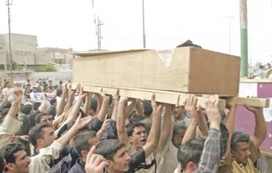 تظاهرة في الفلوجة خلال تشييع جثث عثر عليها في بغداد