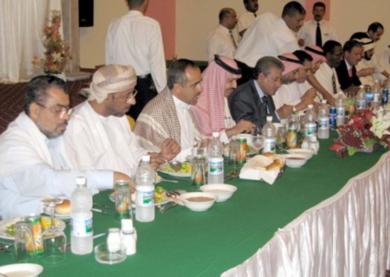 سعادة القنصل السعودي يتوسط المحتفى بهما وكبار الضيوف أثناء مأدبة الغداء أمس