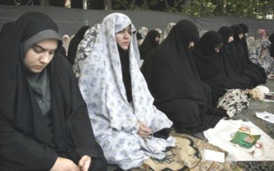 نساء ايرانيات يستمعن لخطبة امس الجمعة