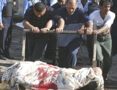 مواطنون غراقيون ينتشلون جثث ضحايا الانفجار