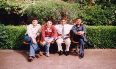 من اليمين:حسين بن حسين، خالد عبدالله مقيدحان واثنان من الطلبة العرب المشاركين