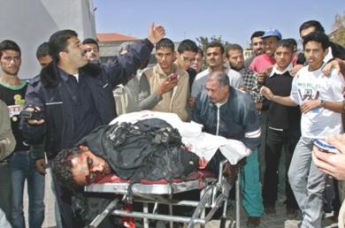 جثة الشهيد محمود عجور أثناء وصولها الى المستشفى