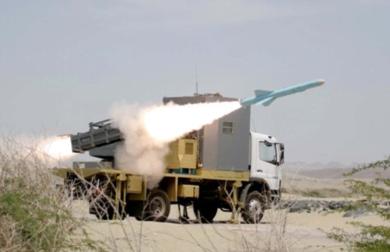 الصاروخ الايراني بر/بحر متوسط المدى (الكوثر) اثناء اطلاقه خلال المناورات الاخيرة في الخليج