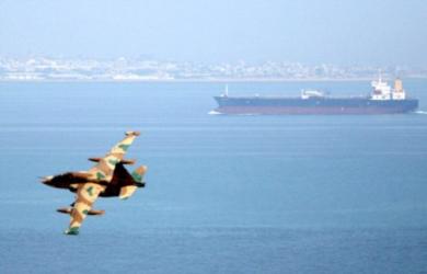 مقاتلة ايرانية تحلق فوق ناقلة نفط في الخليج اثناء المناورات الايرانية