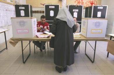 الإيطاليون يدلون بأصواتهم في الانتخابات