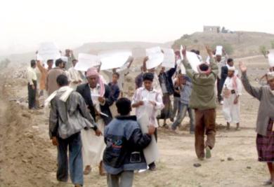 مجموعة من ابناء الربيعي يرفعون شعارات امس اعتراضا على البسط على أراضيهم