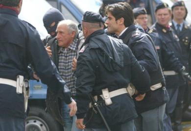 اعتقال كبير زعماء عصابات المافيا برناردو بروفينزانو في جزيرة صقلية 