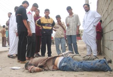 عراقيون يشاهدون جثث القتلى