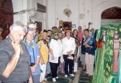 اثناء زيارة السياح لمسجد العيدروس بكريتر