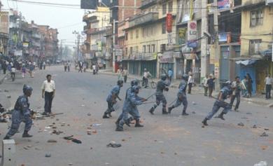 جنود نيباليون يفتحون النار على محتجين
