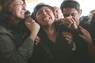 امرأة اسرائيلية تبكي وتصرخ خلال تشييع ابنها الذي قتل في الهجوم الانتحاري