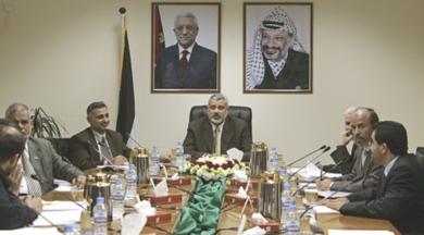 رئيس الوزراء الفلسطيني اسماعيل هنية خلال ترؤسه جلسة للحكومة في غزة يوم امس