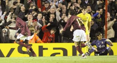 العاجي كولو توري مدافع الآرسنال الانجليزي سعيد بهدفه الوحيد في مباراة الأمس أمام فياريال