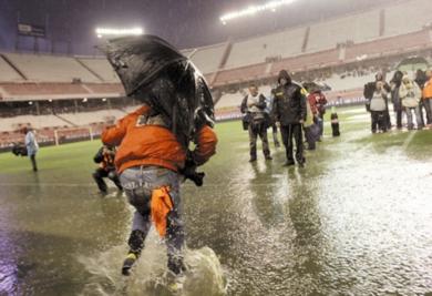 مباراة برشلونة مع اشبيلية تأجلت لعدم صلاحية ارضية الملعب بسبب الامطار الغزيرة