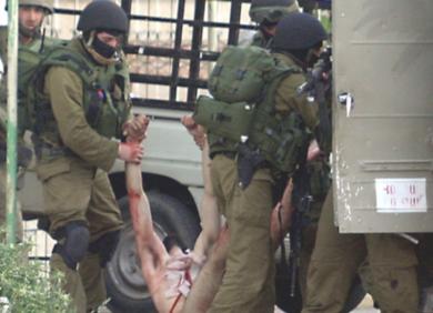 جنود اسرائيليون يحملون جثة احد القتلى
