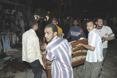 مصريون يقومون بنقل جثة احد الضحايا