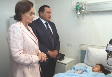 الرئيس المصري حسني مبارك وعقيلته سوزان خلال زياتهما للجرحى