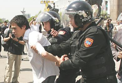 محتجون يتشاحنون مع شرطة مكافحة الشغب