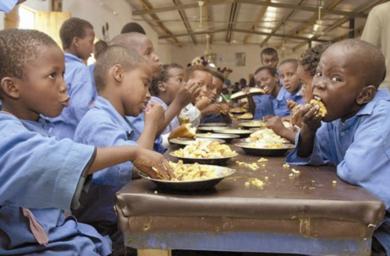 لاجئون صوماليون أثناء تناولهم وجبة الغذاء