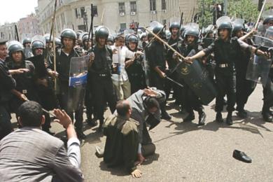 شرطة مكافحة الشغب تشتبك مع المتظاهرين
