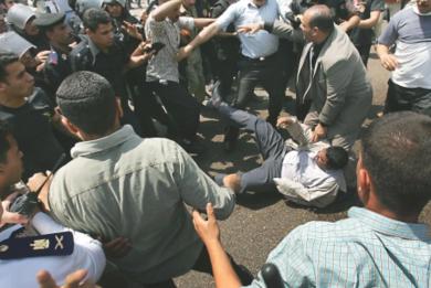 صدامات عنيفة في القاهرة بين المتظاهرين وشرطة مكافحة الشغب امام المحكمة 
