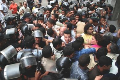 قوات الأمن المصرية تشتبك مع المتظاهرين