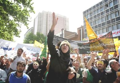 الاف من العمال الايرانيين الغاضبين في احتجاج نادر في شوارع طهران