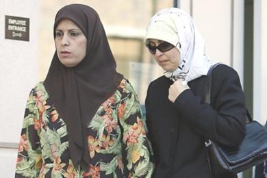 من اليمين نهلة العريان زوجة المتهم سامي العريان وبجانبها صديقتها أثناء خروجهما من قاعة المحكمة يوم امس
