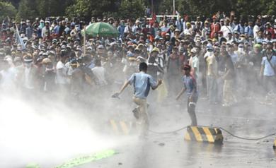 الشرطة الاندونيسية تطلق الغاز المسيل للدموع ومدافع المياه على الوف العمال المحتجين 