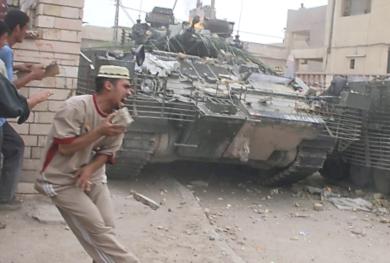 عراقيون يرشقون بالحجار مدرعة بريطانية .. وإصابت احدهم 