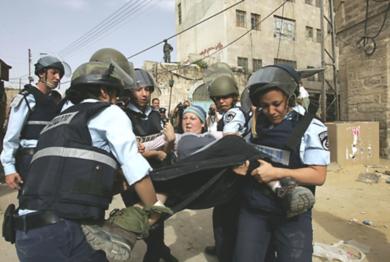 جنود اسرائيليون يقوم باخراج المستوطنين من المنزل