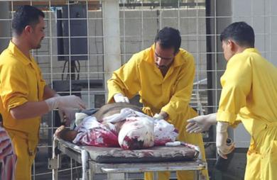 عراقيون يحاولون انقاذ احد المصابين