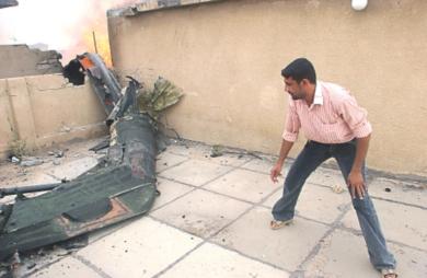 عراقي يحاول مسك ذيل الطائرة المحطمة