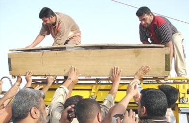 عراقيون يحملون احد التوابيت لاحد القتلى