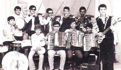 فرقة الانوار الموسيقية عام 1970م ويبدو أ.عبده نعمان الثالث من اليمين جالسا.