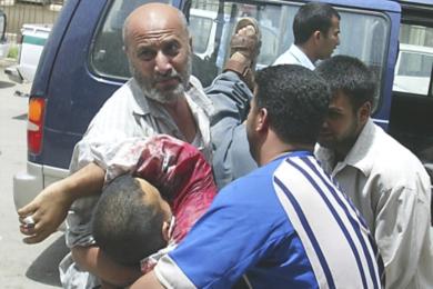 عراقيون يحملون احد الجرحى