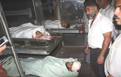 فلسطينيون يلقون النظرة الاخيرة على جثث الشهداء الفلسطينيين في المشرحة 