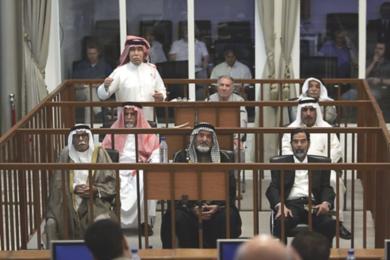 الرئيس العراقي المخلوع صدام حسين مع معاونيه السبعة أثناء محاكمتهم يوم أمس