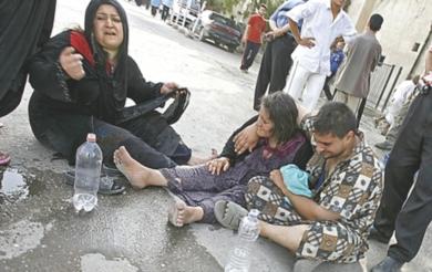 عراقيون يبكون بعد مقتل احد اقاربهم في هجوم امس
