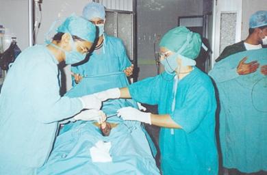الفريق الطبي العسكري أثناء اجراءهم لعملية جراحية لمريض