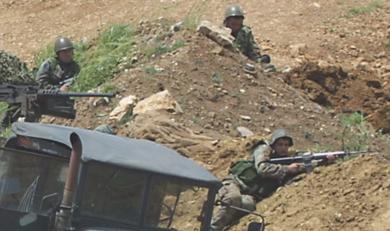 مسلحون فلسطينيون يشتبكون مع الجيش اللبناني قرب الحدود السورية 
