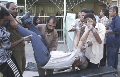 عراقيون يحملون احد قتلى الهجوم 