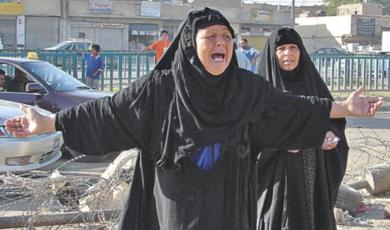 امرأة عراقية تبكي وتصرخ بعد مقتل احد اقاربها في الهجوم