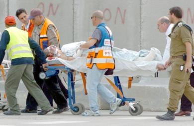 اطباء اسرائيليون ينقلون رئيس جهاز المخابرات الفلسطينية (أبو رجب) محمولا على نقالة الى مستشفى الشفاء بغزة