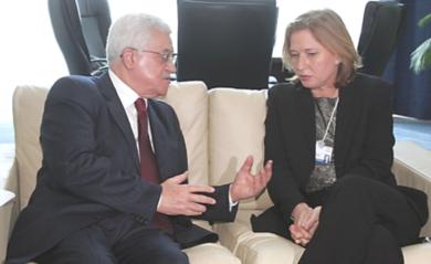 الرئيس الفلسطيني محمود عباس يتحدث مع وزيرة الخارجية الاسرائيلية تسيبي ليفني  