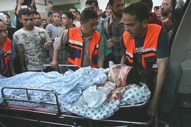 فلسطينيون ينقلون احد قتلى القصف الاسرائيلي