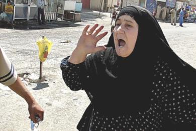 امرأة عراقية تصرخ وتبكي بعد مقتل ابنائها الثلاثة