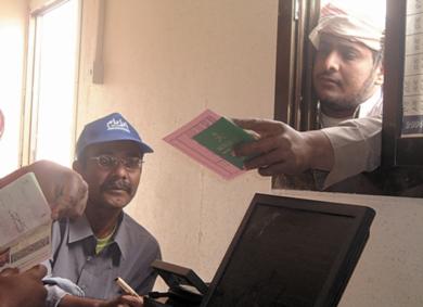 مواطن سعودي يبرز جوازه في مكتب جوازات منفذ الوديعة اليمني والتقطت هذه الصورة أثناء تغطية الصحيفة للمنفذ العام الماضي 2005