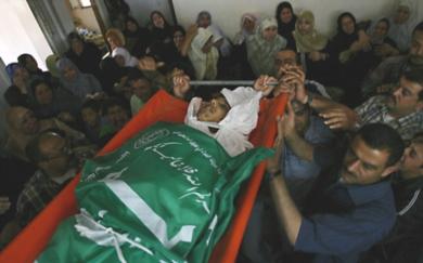 فلسطينيون يشيعون جثمان الشهيد عرفة زرندح 